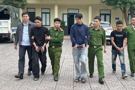 Bắt giữ 3 nghi phạm áp sát cô gái 17 tuổi cướp điện thoại 