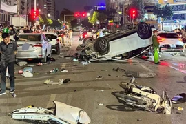 Tài xế xe Lexus không quan sát, không làm chủ tốc độ, gây tai nạn liên hoàn