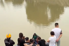 Phát hiện xe máy và lá thư 'nhờ vớt xác 3 mẹ con trên sông Hồng'