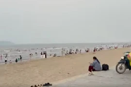 Tìm người thân cho nạn nhân tử vong ở bãi tắm biển Cửa Lò