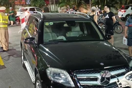 Tài xế Mercedes vi phạm nồng độ cồn, tông 2 xe máy, làm vỡ vòng xuyến