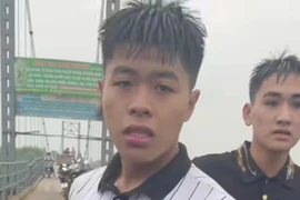 Hai học sinh lao xuống sông cứu kịp nữ sinh lớp 11 nhảy cầu 