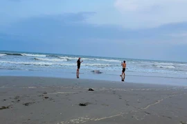 Người dân đi tắm biển phát hiện thi thể nam thanh niên trôi dạt vào bờ