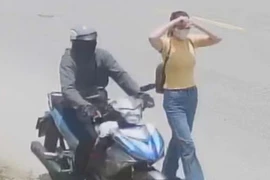 Video ghi hình ảnh một phụ nữ cướp giật tiệm vàng ở Hà Tĩnh