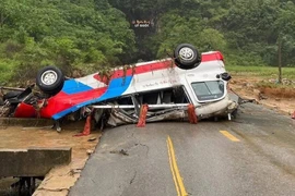 Lũ quét cuốn trôi xe khách chở 20 người tại Cao Bằng