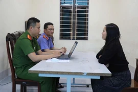 Khởi tố 1 phụ nữ và 2 người đàn ông đổ chất bẩn vào cửa hàng quần áo