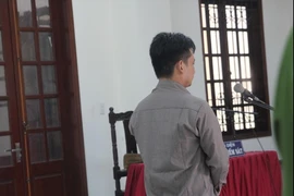 Lợi dụng bạn gái đi vệ sinh, trộm sạch đồ của bạn