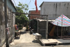 Vụ “cãi lệnh tòa, chặn lối đi cả xóm”: Tòa chờ ủy ban