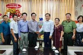 Đại diện quận Tân Phú và quận 8 chúc mừng Pháp Luật TP.HCM