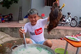 Đề xuất gì từ vụ bị phạt vì nấu cháo gà nguyên lông?