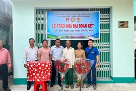 TAND TP.HCM tặng nhà đại đoàn kết và thẻ bảo hiểm y tế cho người dân khó khăn ở Tây Ninh