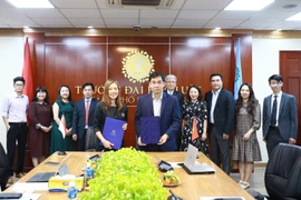 Trường ĐH Luật TP.HCM ký biên bản ghi nhớ hợp tác với Trung tâm Trọng tài Quốc tế Singapore