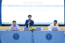 Có nên giao cho tòa án ra quyết định thi hành án dân sự?