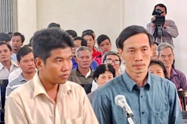 Hai bị cáo tại phiên xử đầu vào đầu năm 2015