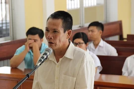 Chồng đâm chết vợ trước sân tòa, lãnh án 17 năm tù