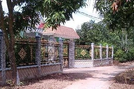 nhà ông TÌnh chỉ cái hàng rào cũng trị giá hàng chục triệu đồng
