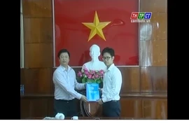 Vũ Minh Hoàng nhận quyết định bổ nhiệm của UBND TP Cần Thơ chiều 7/3