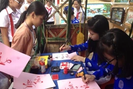 "bà Đồ" cho chữ khách 2uan tam tại ngày hội sắc xuân miệt vườn