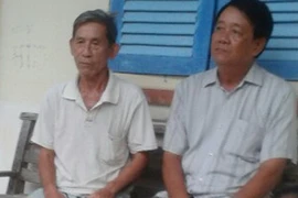 Ông Ban và ông Bình trong vụ đánh bài ăn thịt gà bị công an xã phạt (ảnh hÀM YÊN)​