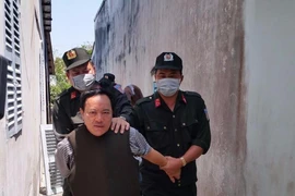 KHống chế nghi phạm (ảnh M.T)