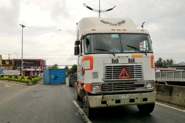 Thót tim container rơi xuống đường suýt đè chết 5 người