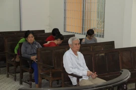 Bé gái bán vé số bị lão hàng xóm xâm hại đến có thai