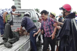 Người đàn ông đầy thương tích lao ra QL91 kêu cứu