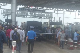  Rối beng tại BOT Cai Lậy, xe hất tung barie 
