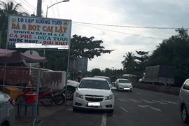 Chủ quán Bà Tám BOT Cai Lậy đến làm việc với công an