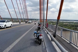 Bỏ xe trên cầu Rạch Miễu, nam thanh niên nhảy sông Tiền