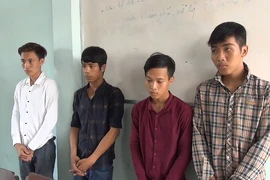 Khởi tố 4 thanh niên xúc phạm Quốc kỳ
