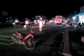 Ô tô khách va chạm xe máy, 1 phụ nữ gãy tay và chân