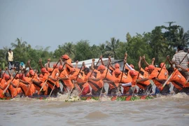 Du khách ùn ùn khai hội Ok om bok