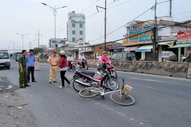 Cụ bà 70 tuổi chạy xe đạp tự té xuống đường bất tỉnh