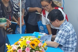Hàng trăm người miền Tây đội nắng xin chữ ký Nguyễn Nhật Ánh