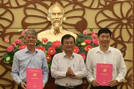 Bí thư Tỉnh ủy Đồng Tháp Lê Minh Hoan và 2 cán bộ chủ chốt sau khi nhận quyết định điều động - ảnh dongthap.gov.vn