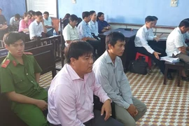 Bị cáo Phương (bìa trái) và Thanh tại tòa sáng 25-6, ảnh Nam Giao
