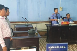 bị cáo Châu Hoài Phương (cựu Phó Chi cục trưởng Chi cục QLTT tỉnh Sóc Trăng) và Ung Văn Thanh (Kiểm soát viên Chi cục QLTT tỉnh Sóc Trăng) nghe đại diện VKS đọc cáo trạng (ảnh NAM GIAO)