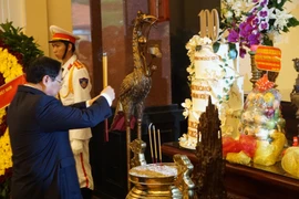 Thủ tướng Phạm Minh Chính dâng hương tưởng nhớ cố Thủ tướng Võ Văn Kiệt tại Vĩnh Long