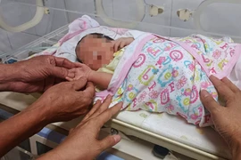 Phát hiện bé trai sơ sinh bỏ trong bao tải ở bờ ruộng