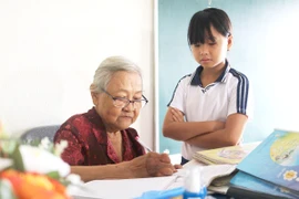 Cô Hoa với lớp học của trẻ nghèo quận 9 
