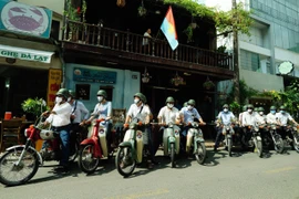 Các công ty du lịch cho hay quy định để vay vốn, nhận hỗ trợ quá khó khăn và chưa phù hợp với thực tế. Trong ảnh: Khách tham quan các điểm đến trong tour Biệt động Sài Gòn . Ảnh: TÚ UYÊN