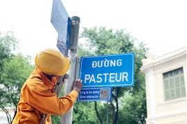Thí điểm gắn bảng QR code trên giao lộ Pasteur - Lê Thánh Tôn ở quận 1. Ảnh: QUỲNH TRANG