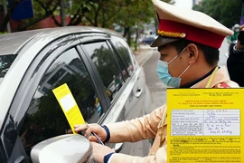 CSGT Hà Nội dán thông báo vi phạm lên ô tô. Ảnh: U.TRANG