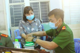 Công an quận Bình Tân (TP.HCM) huy động nhiều lực lượng phối hợp cấp CCCD có gắn chip lưu động ở các phường cho người dân, làm việc từ 6 giờ đến 24 giờ mỗi ngày. Ảnh: LÊ THOA