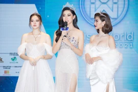 Chấp nhận nhan sắc “dao kéo” để hòa nhập quốc tế?