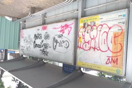 Vẽ graffiti che bít thông tin trạm xe buýt