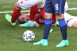 Christian Eriksen khi vừa đổ quỵ xuống sân và ngưng thở. Ảnh: AFP