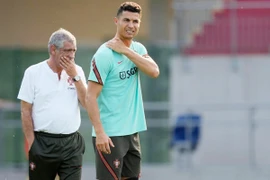 HLV Santos và đội trưởng Ronaldo. Ảnh: AFP