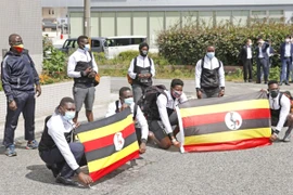 Đoàn thể thao Olympic Uganda chụp ảnh tại thị trấn Izumisano, Osaka - một địa điểm tổ chức thi đấu Olympic Tokyo. Ảnh: REUTERS